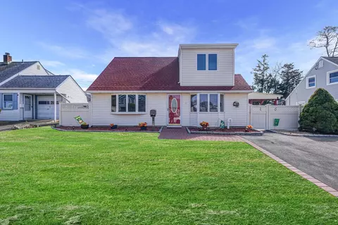 21 Aldin Ln, Levittown, NY 11756