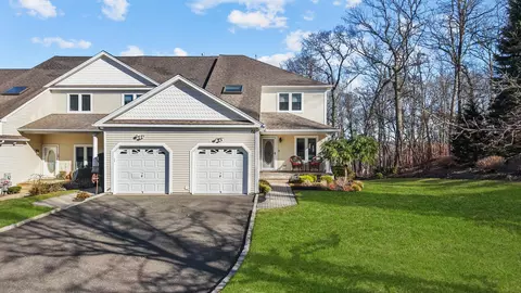 22 Lindbergh Cir, Huntington, NY 11743