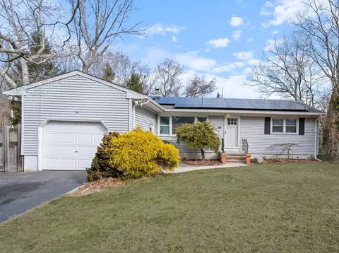 86 Gerald St, Wading River, NY 11792