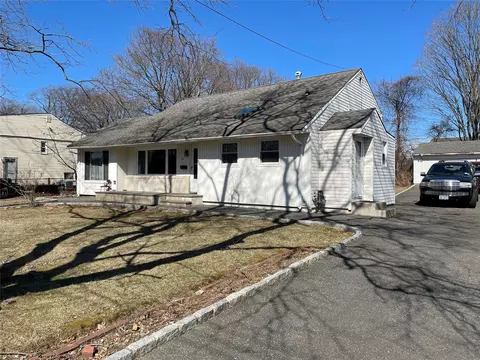 29 Farragut Ave, Bay Shore, NY 11706
