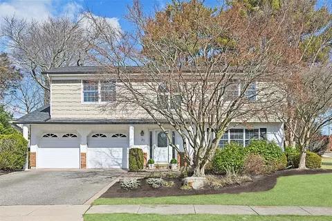 27 Griggs Dr, Greenlawn, NY 11740