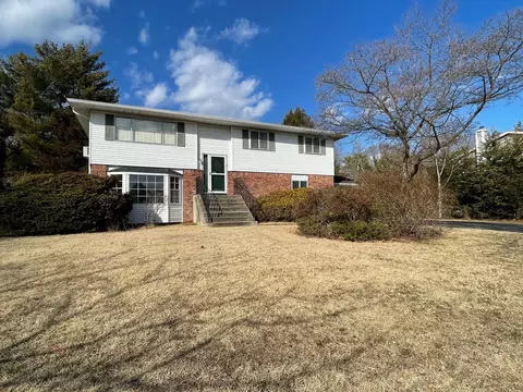 45 Ort Ct, Sayville, NY 11782