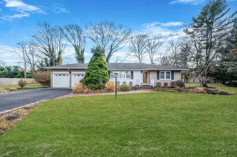 2 Daisy Ln, Smithtown, NY 11787