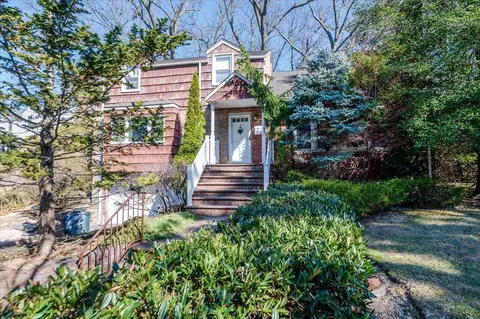 18 Bayberry Rdg, North Hempstead, NY 11576
