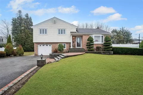17 Chatham Ct, Hicksville, NY 11801