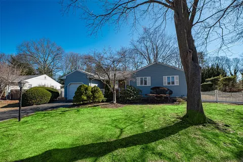 18 Coolidge Pl, Smithtown, NY 11787
