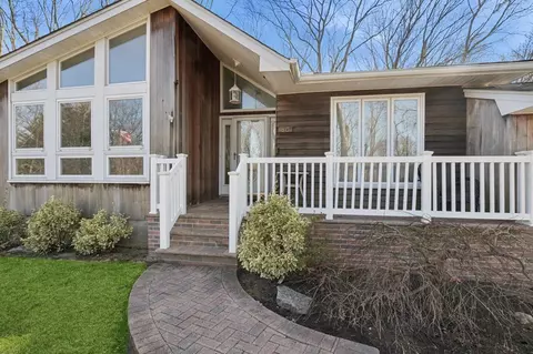 80 Grandview Ln, Smithtown, NY 11787