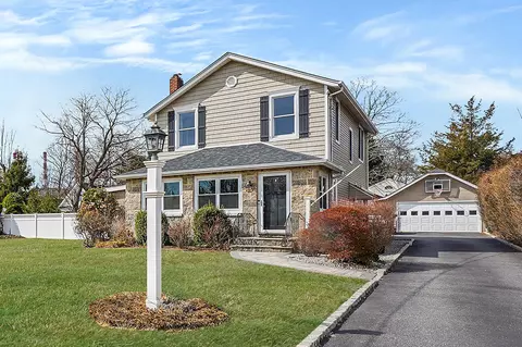 28 Grand Ave, Northport, NY 11768