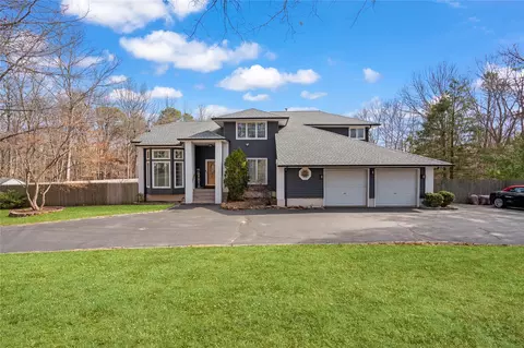 133 Washington Ave, Holtsville, NY 11742