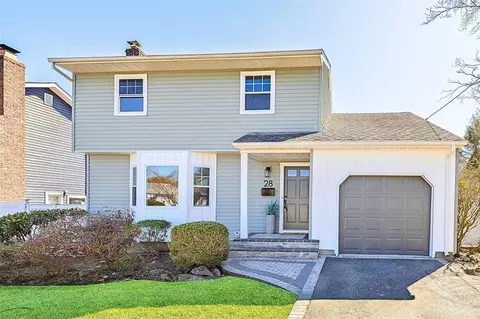28 Norwich St, Huntington Station, NY 11746
