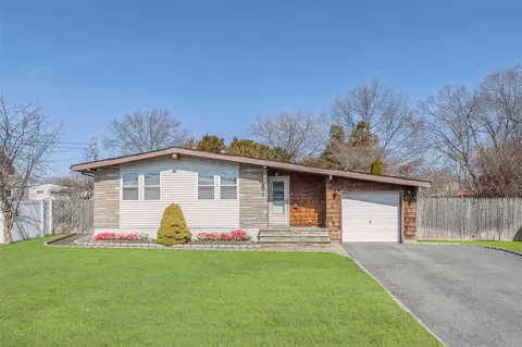 22 Peter Rd, Lake Ronkonkoma, NY 11779