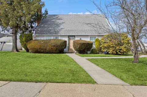 108 Barnyard Ln, Levittown, NY 11756