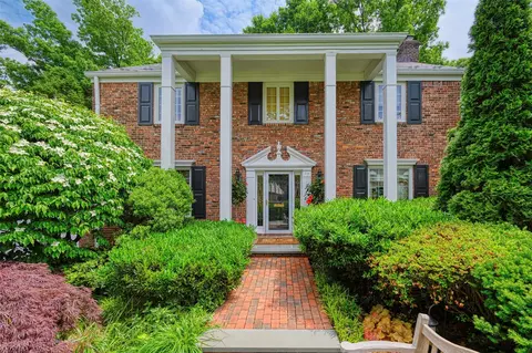 17 Pond Park Rd, North Hempstead, NY 11023