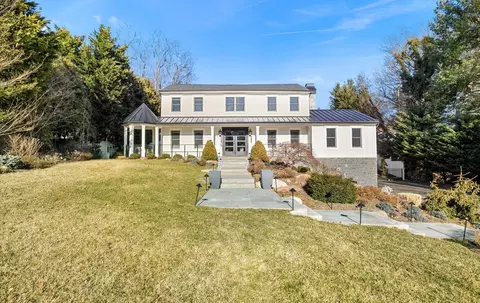 10 Green Knoll Ct, Northport, NY 11768