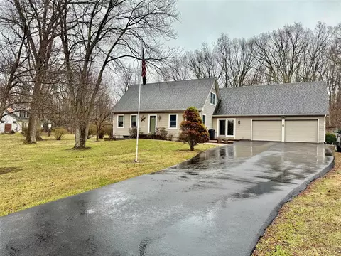 7 Willowbrook Ln, New Windsor, NY 12553
