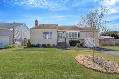 2 Lewis Cir, Babylon, NY 11702