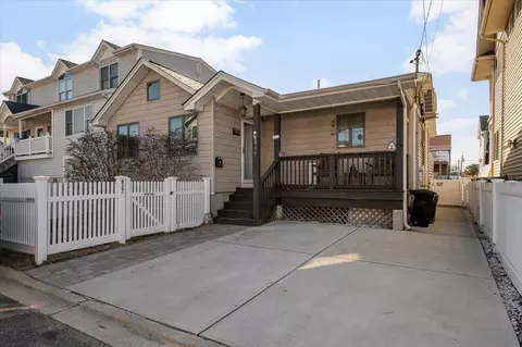 837 Arctic St, Lindenhurst, NY 11757