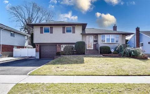13 Stewart St, Plainview, NY 11803