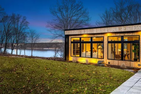 8 River Vista Dr, Marlboro, NY 12542