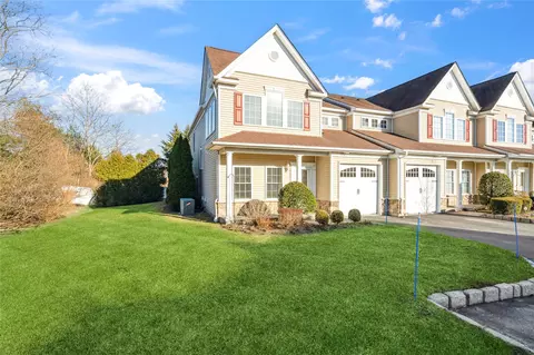 14 Meadow Ct, Oakdale, NY 11769