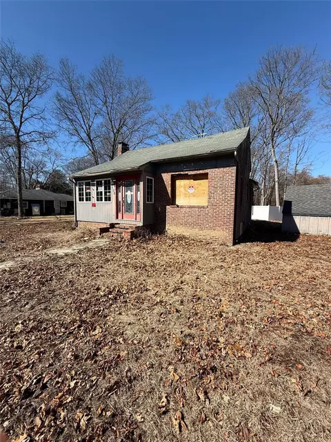 130 Hollywood Dr, Oakdale, NY 11769