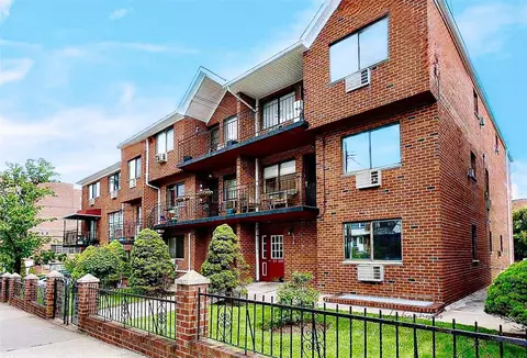67-109 Burns St #2C, Forest Hills, NY 11375
