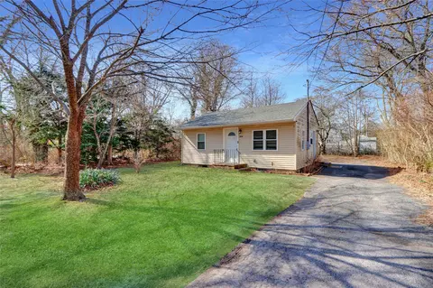 204 Mckinley Dr, Mastic Beach, NY 11951