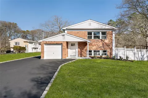15 Prospect Ave, Medford, NY 11763