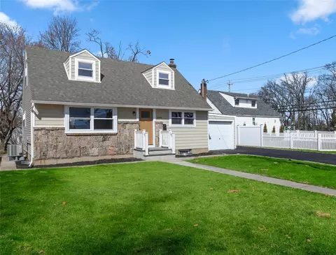 1090 Meadowbrook Rd, North Merrick, NY 11566