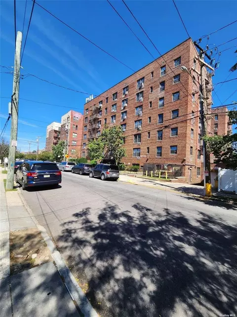 10-40 Nielson St #5M, Far Rockaway, NY 11691
