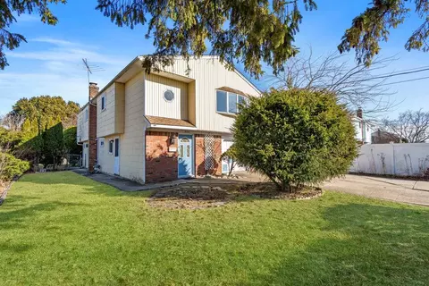 405 Massapequa Ave, Massapequa, NY 11758