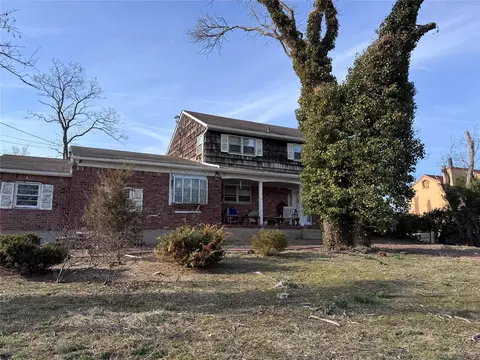 20 Westland Dr, Glen Cove, NY 11542