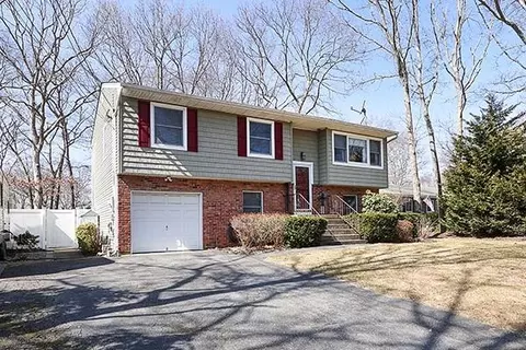 72 Buffalo Ave, Medford, NY 11763