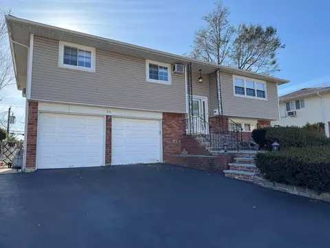 66 Beaumont Dr, Plainview, NY 11803