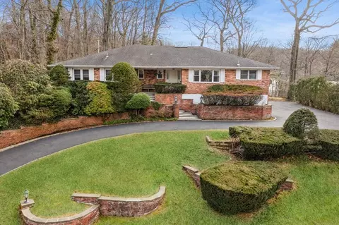 65 Finch Dr, North Hempstead, NY 11576