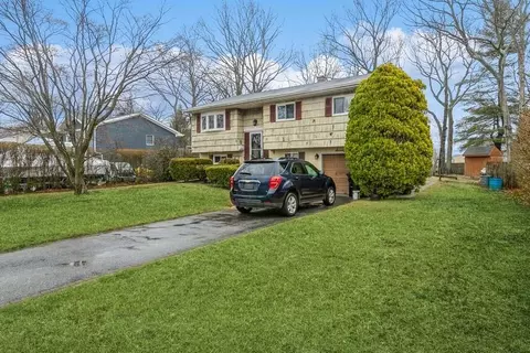 75 Harvest Ln, West Islip, NY 11795