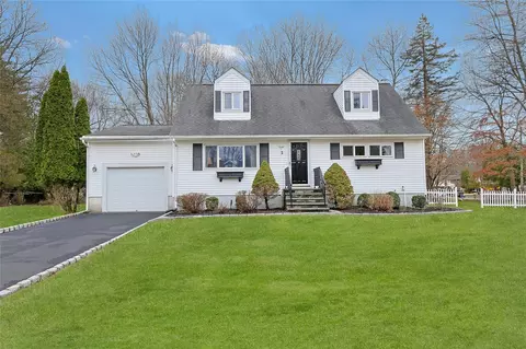2 Farview Ct, Clarkstown, NY 10956