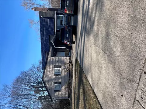 2509 Spur Dr N, Islip Terrace, NY 11752