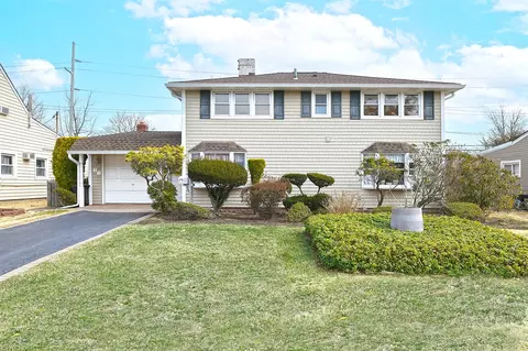 59 Bridle Ln, Hicksville, NY 11801