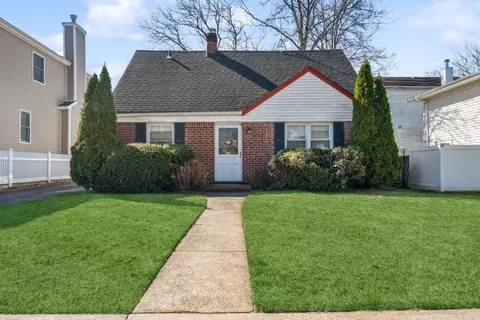 222 William St, North Hempstead, NY 11596