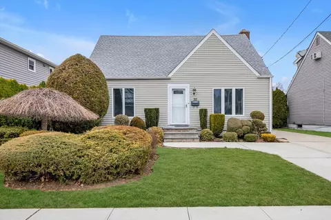 109 6th St, North Hempstead, NY 11040