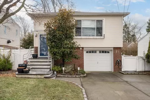 71 E Lido Prom Prom, Lindenhurst, NY 11757