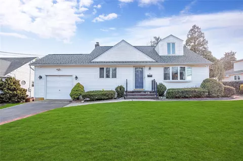 4 Yale Pl, Farmingdale, NY 11735