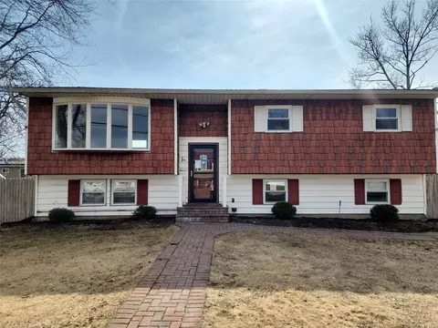 34 Essex St, West Babylon, NY 11704
