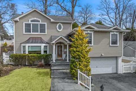 5 Tulip Ln, North Hempstead, NY 11050