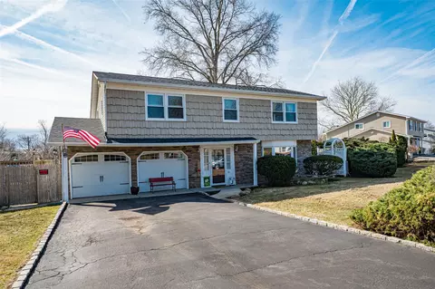 20 Griggs Dr, Greenlawn, NY 11740