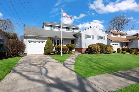 233 Cypress St, Massapequa Park, NY 11762