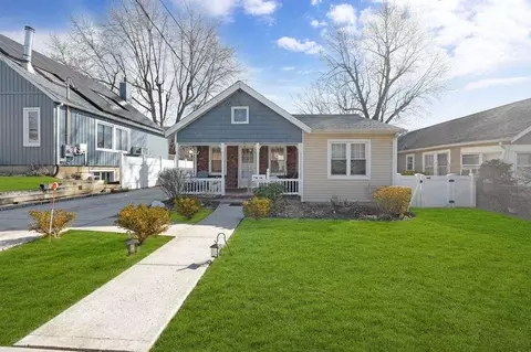 28 Norwood Rd, North Hempstead, NY 11050