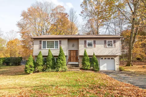 16 Glenn Ln, Clarkstown, NY 10956