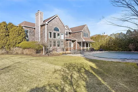 1 Seasons Ln, Southampton, NY 11968
